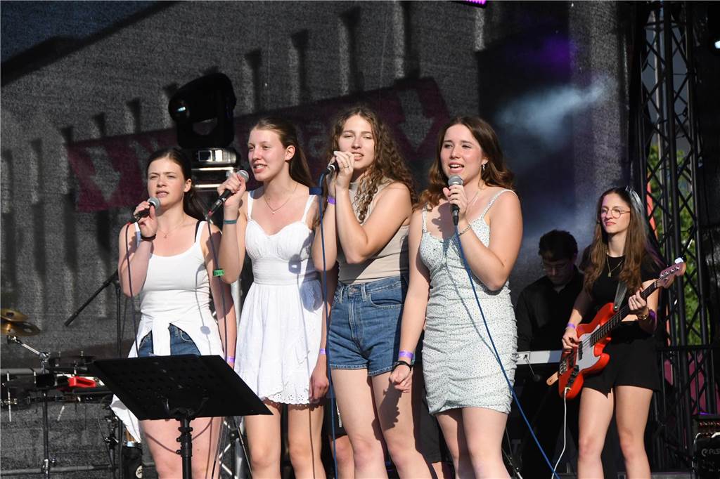 Die Colortones, die Band des Gymnasiums Selm, betrat als erste der Bands die Bühne. Und machte das großartig.