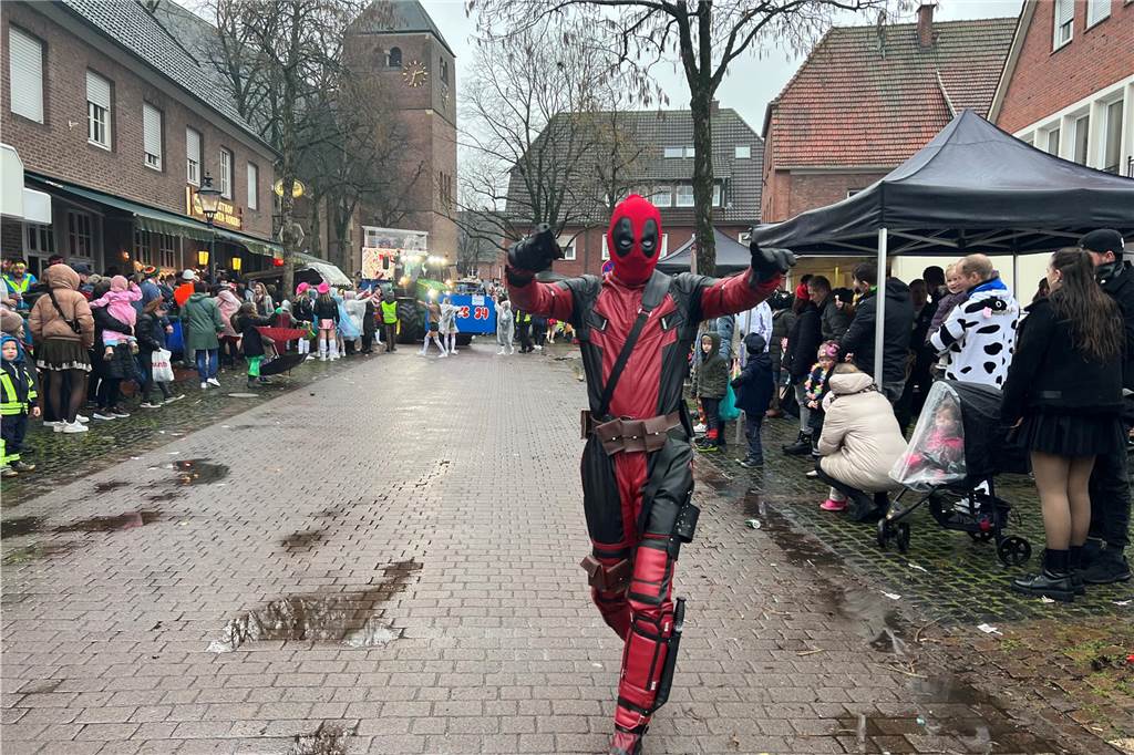 Die Comic-Figur Deadpool war mit dem markant roten Kostüm in Südlohn unterwegs.