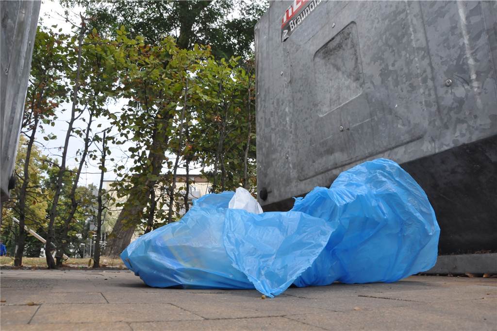 Restmüll neben dem Altglascontainer: Das sind die Lüner „Hotspots“ der Umweltfrevler Die Container am Markt in Brambauer: Hier neben dem Spielplatz steht regelmäßig Müll herum.