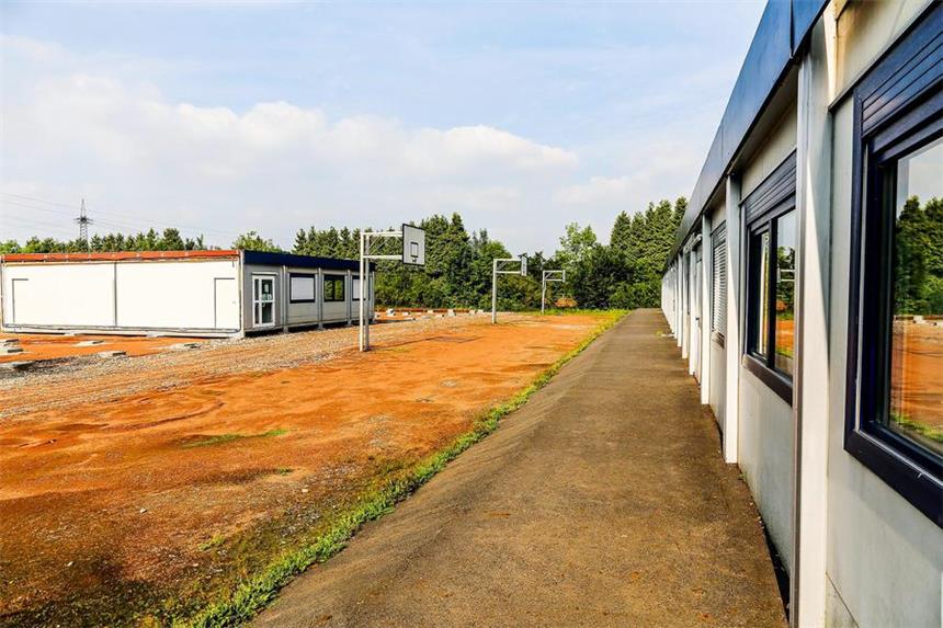 Flüchtlinge sollen in Schulcontainer in Brackel ziehen Die Container, die während der Schulsanierung der Geschwister-Scholl-Gesamtschule an der Haferfeldstraße als Ersatz-Klassenräume dienten, werden zum Flüchtlingsheim umgebaut.