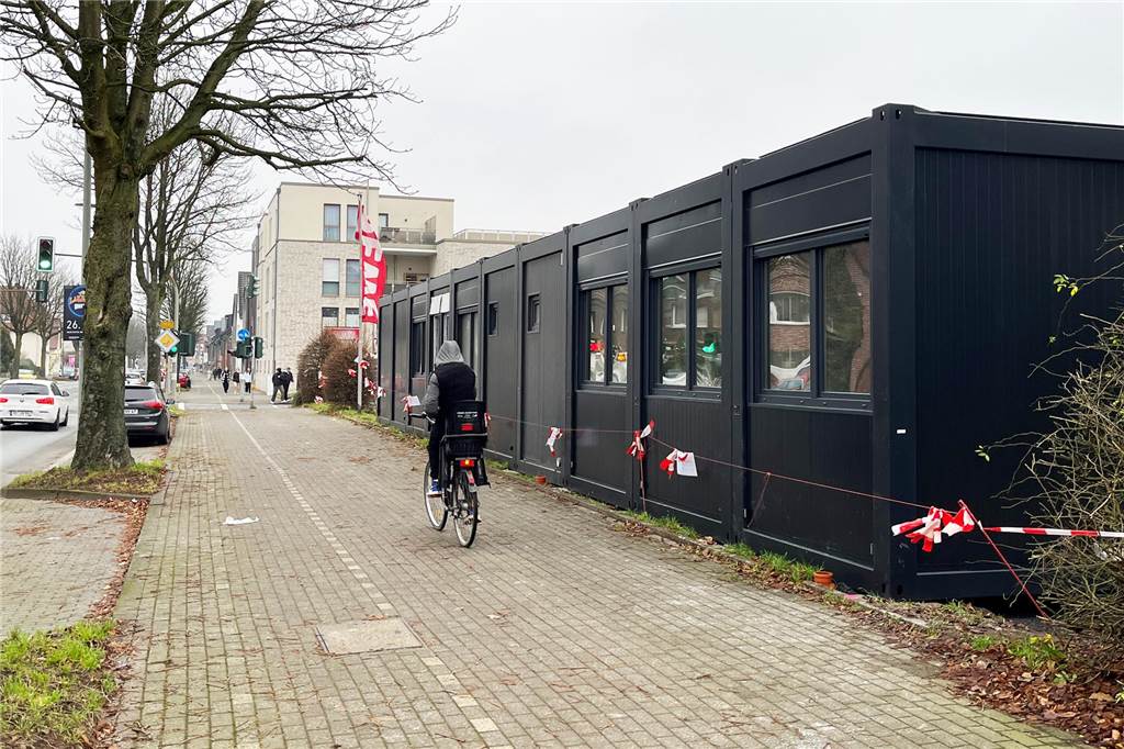 Die Container nehmen die gesamte Parkplatzfläche an der Weseler Straße ein.