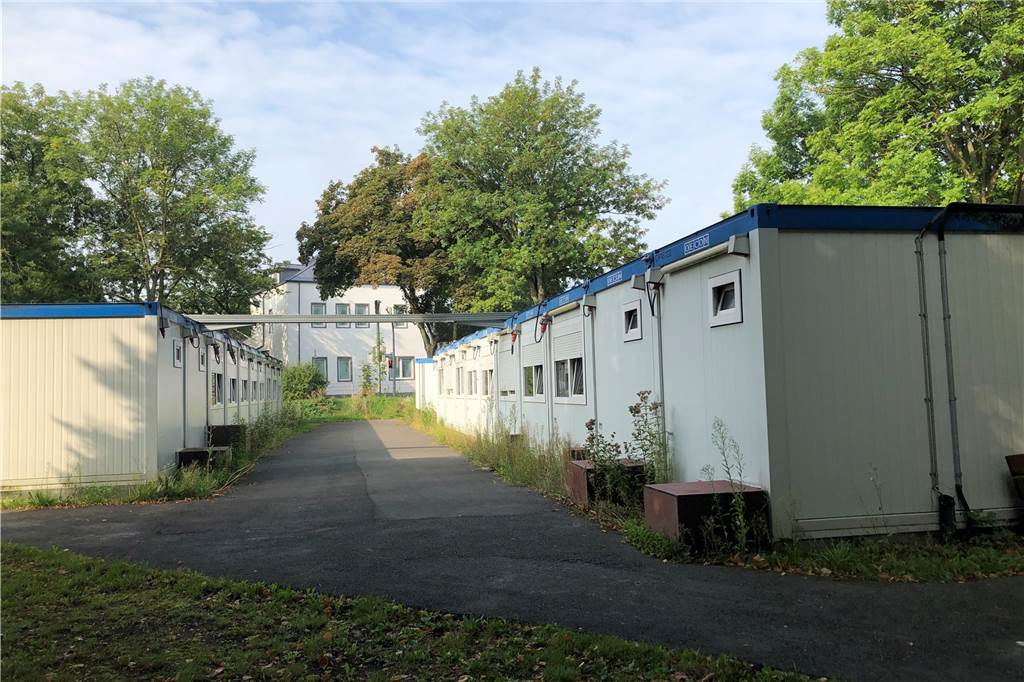 Sechs Jahre Flüchtlingsarbeit: Wenn Kinder Bilder von Bomben und Leichen malen Die Container vor der ehemaligen Grundschul-Zweigstelle sind mittlerweile leer