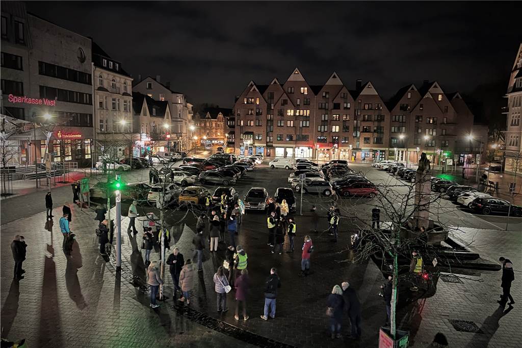 Dutzende Menschen klatschen bei Corona-Demo für kündigende Krankenschwester Die Corona-Demo am 17.1.2022 durch die Castroper Altstadt.