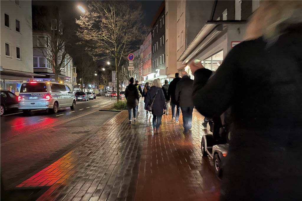 Dutzende Menschen klatschen bei Corona-Demo für kündigende Krankenschwester Die Corona-Demo am 17.1.2022 durch die Castroper Altstadt.