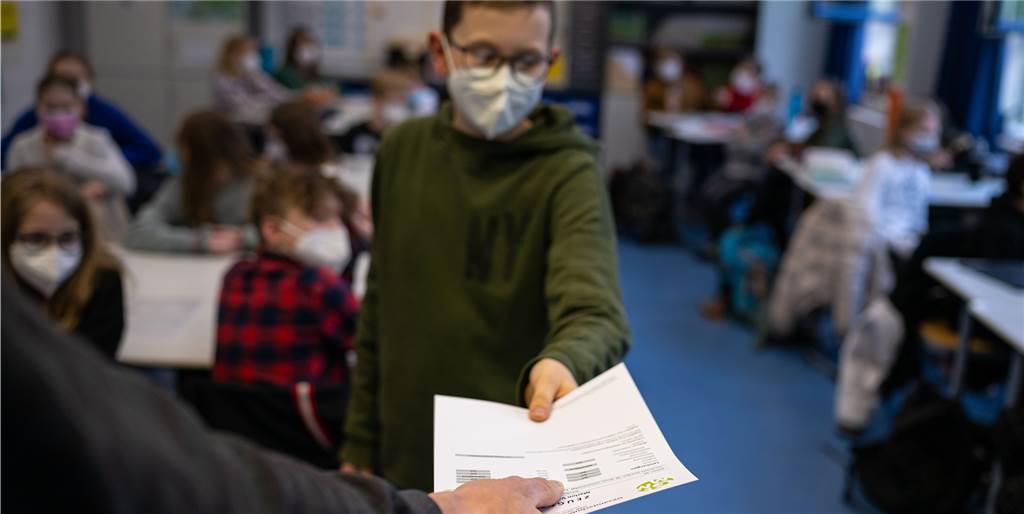 „Ich komme gar nicht mehr hinterher“ – Corona vermasselt Til (18) das Abi Die Corona-Pandemie schränkte den Schulunterricht massiv ein. Die Folgen bekommen Dortmunder Schülerinnen und Schüler nun zu spüren.