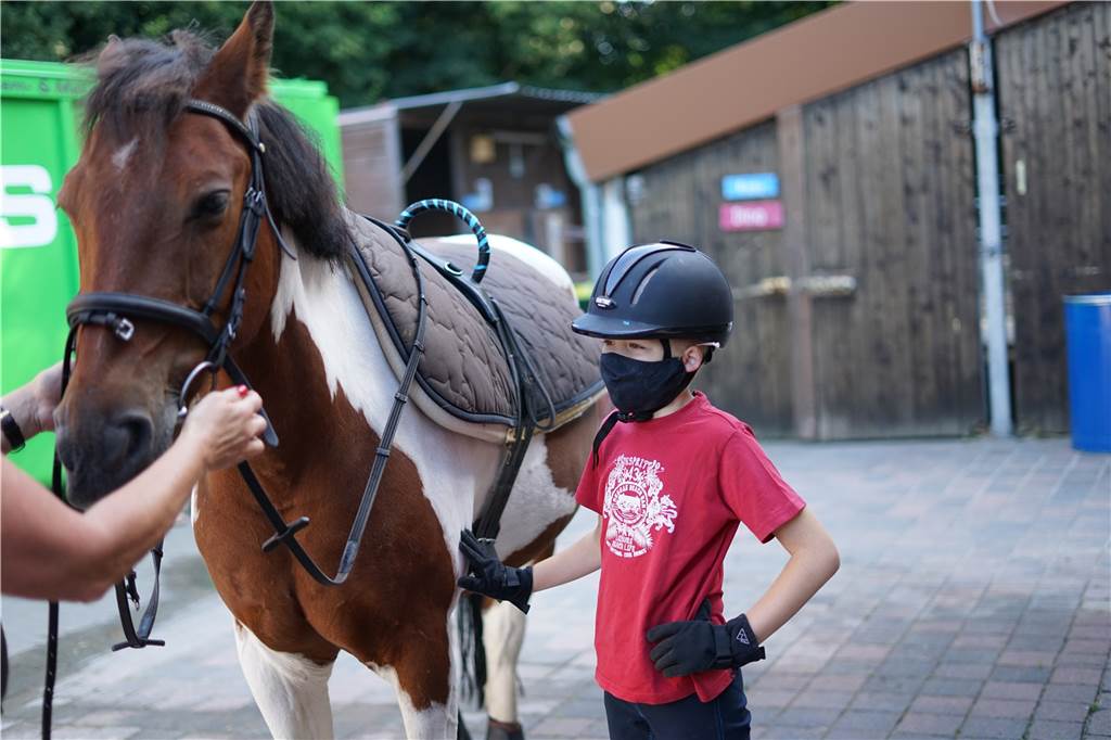 Das Reiten an der Johannes-Reithalle bringt Kinderaugen zum Strahlen Die Corona-Regeln werden natürlich beachtet.