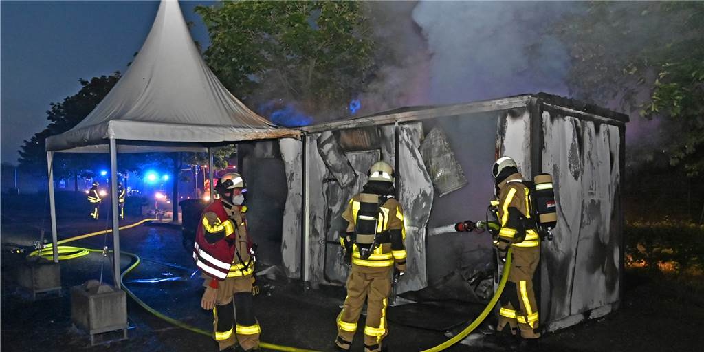 Beliebte Corona-Teststelle am Atlantis in Dorsten abgebrannt (mit Video) euerwehrleute vor der ausgebrannten Corona-Teststelle am Atlantis in Dorsten