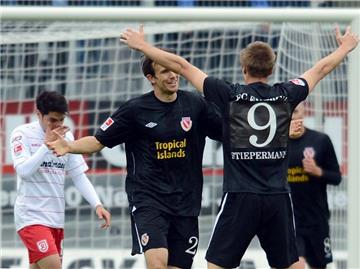 Die Cottbuser Dennis Sörensen und Marco Stiepermann bejubeln das 1:0 gegen Regensburg. Foto: Armin Weigel