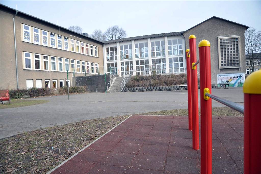 Sie waren Solarpioniere: Wie BürgerSolar die Energiewende anstupste Die Cottenburgschule auf Schwerin hat in Castrop-Rauxel eine der frühesten PV-Anlagen.