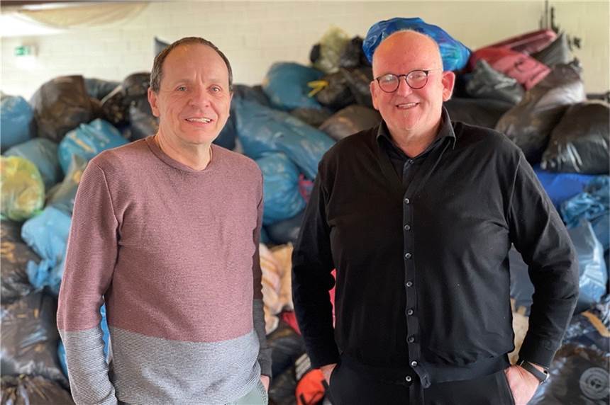 Video: Organisatoren der Ukraine-Spendenaktion sprechen über Sensations-Erfolg Die Cousins Friedbert Wefringhaus (l.) und Michael Wefringhaus haben die Spendenaktion organisiert, die am Sonntag (27.2.) in Frohlinde für ein überwältigendes Ergebnis gesorgt hat.
