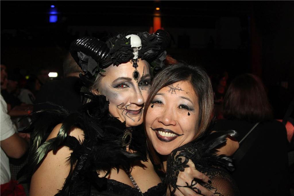 In der Europahalle Castrop-Rauxel wurde die Halloween-Party Hexenkessel unter anderem mit Seven Cent gefeiert.