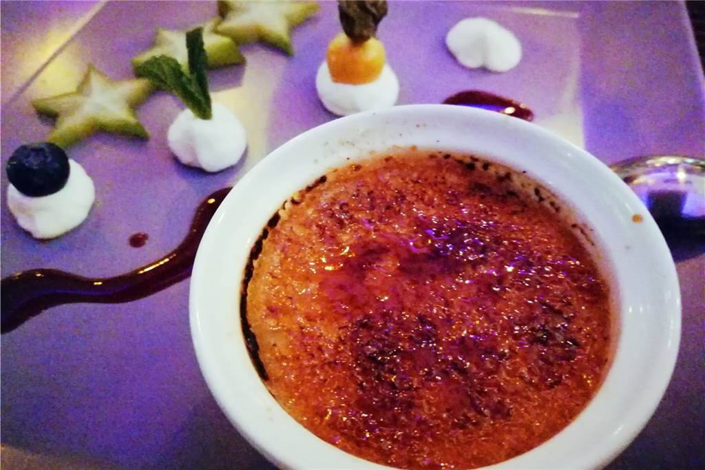 Eine kulinarische Auszeit im Herzen Stadtlohns: Hochwertige Küche und coole Atmosphäre Die Creme Brulée ist herrlich süß mit einer perfekten Karamell-Kruste.