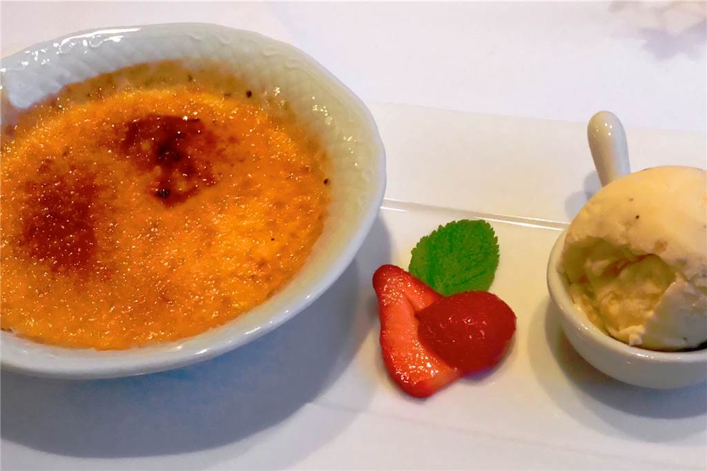 Im Heidehof gibt es Spitzenküche mit französischer Note Die Crème brûlée mit hausgemachtem Tonkabohnen-Eis.
