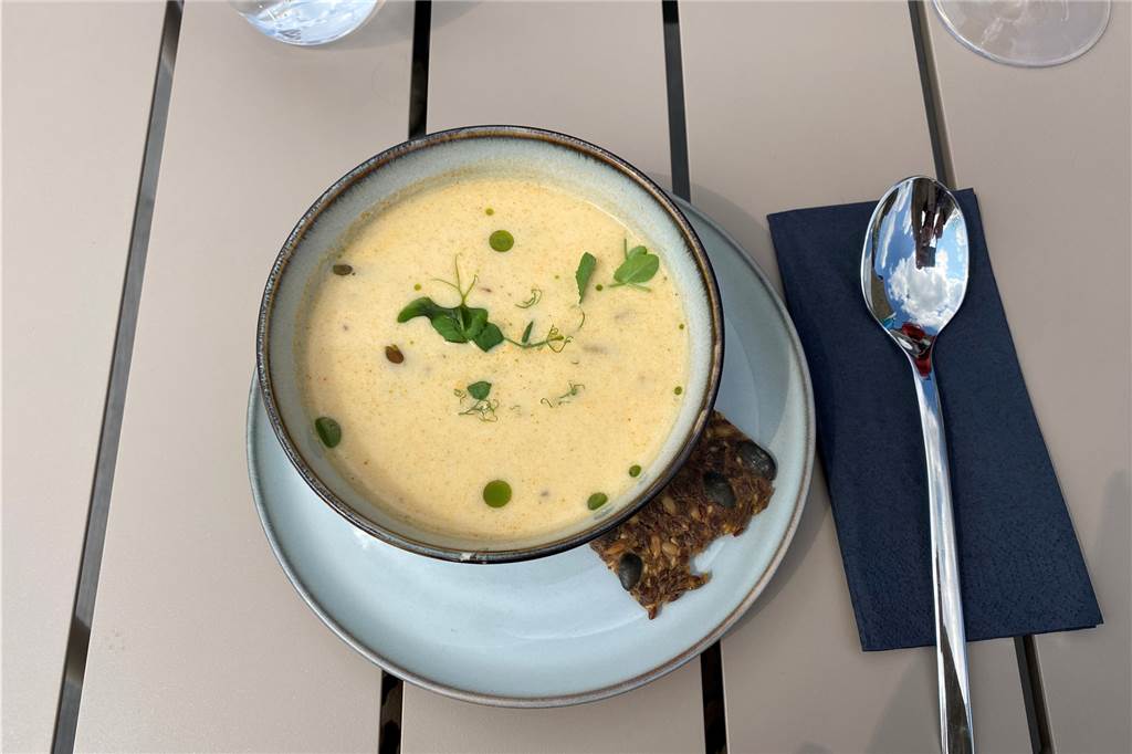 Burger und Büffel-Mozzarella zwischen Rapsfeldern: So schmeckt’s am Wibbelings-Hof Die Cremesuppen wechseln am Wibbelings Hof wöchentlich. Bei unserem Besuch wurde Spargelcremesuppe serviert. Dazu gab es ein Stück hausgemachtes Knächebrot.