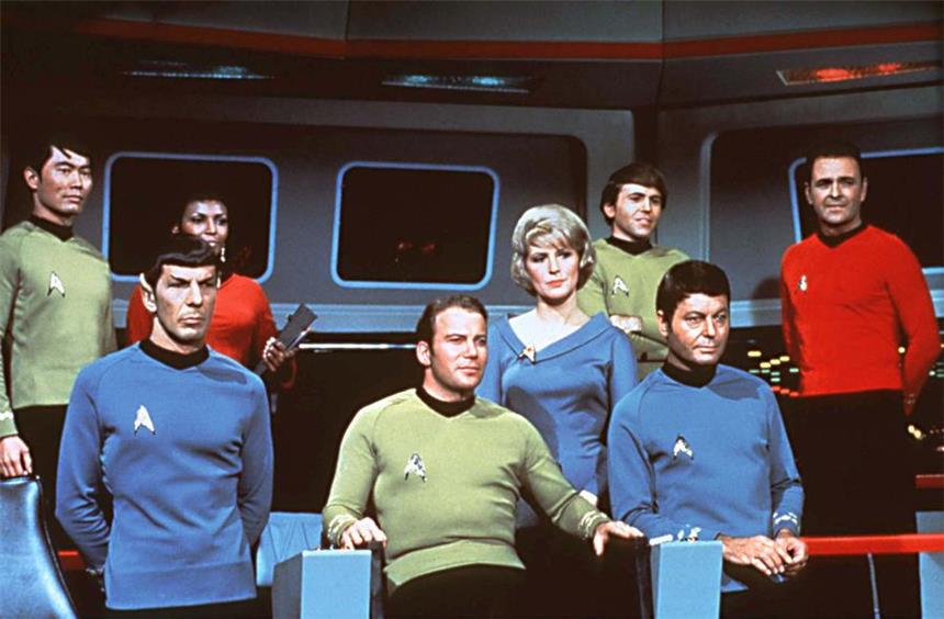 Sechs Fakten zu "Star Trek" Die Crew des Raumschiffes USS Enterprise auf der Brücke: (l-r) George Takei als Lieutenant Hikaru Sulu, Leonard Nimoy als Lieutenant Commander Spock vom Planeten Vulkan, Nichelle Nichols als Kommunikationsoffizier Lieutenant Uhura, William Shatner als Captain James Tiberius Kirk, Majel Barrett als Krankenschwester Christine Chapel, Walter Koenig als Sicherheitsoffizier Ensign Pavel Chekov, DeForest Kelley als Chefarzt Dr. Leonard Horatio McCoy, genannt «Pille» und James Doohan als Chef-Ingenieur Montgomery Scott , genannt «Scotty». (Aufnahme von 1967).