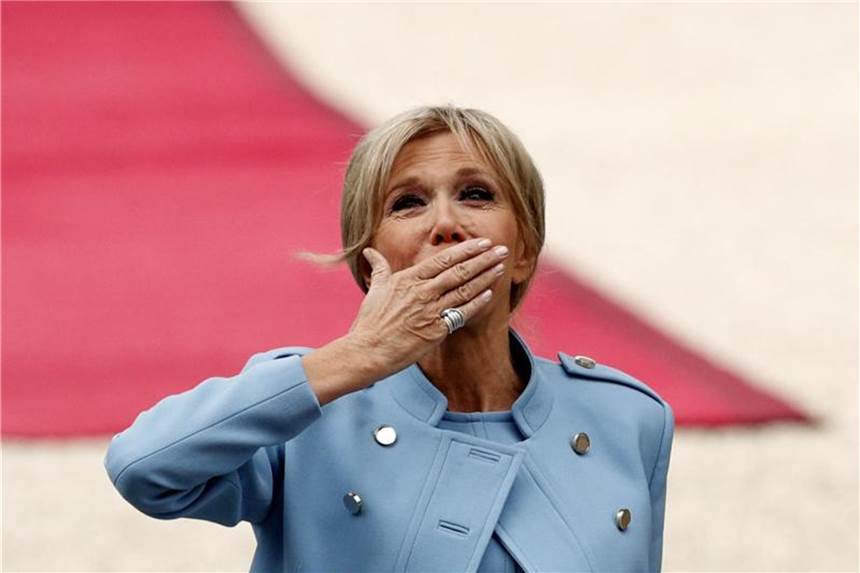 Brigitte Macron tritt in TV-Serie auf Die Crew von „Vestiaires“ war von Brigitte Macron begeistert. Foto: Yoan Valat/EPA/AP