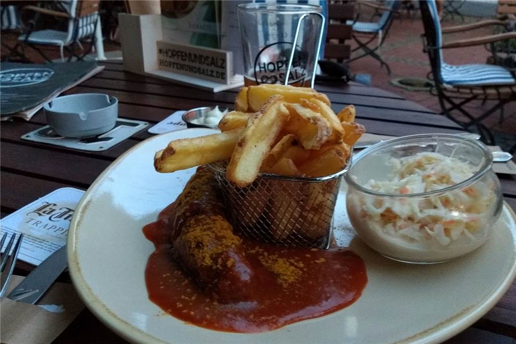 Über 400 Sorten Bier: Dieser Biergarten ist ein Tipp für echte Bier-Fans – aber nicht nur Die Currywurst ist von guter Qualität.