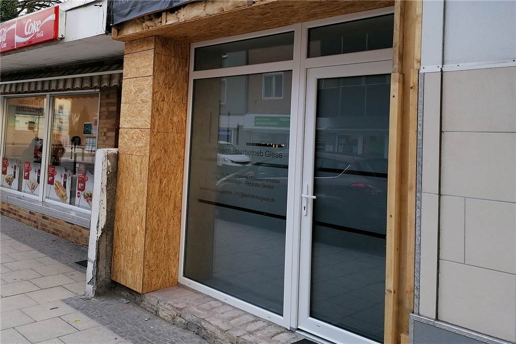 Neues Leben in leerstehenden Geschäften: Imbiss zieht in frühere Boutique Die Dachdeckerei Giese hat ihren Sitz nun auch im Ortskern.