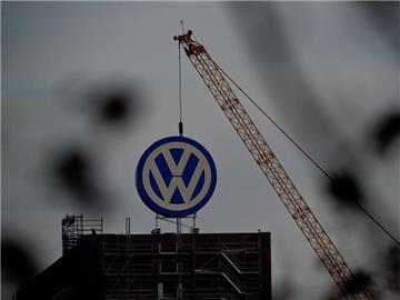 Die Dachgesellschaft Porsche SE weist einen Bericht über einen angeblichen Machtkampf bei Volkswagen zurück. Foto: Peter Steffen/Archiv