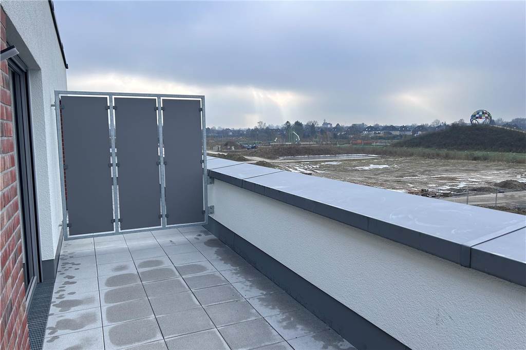 Die Dachterrasse ist das heimliche Highlight des Hauses. Diese schließt sich an das Studio im obersten Geschoss an.