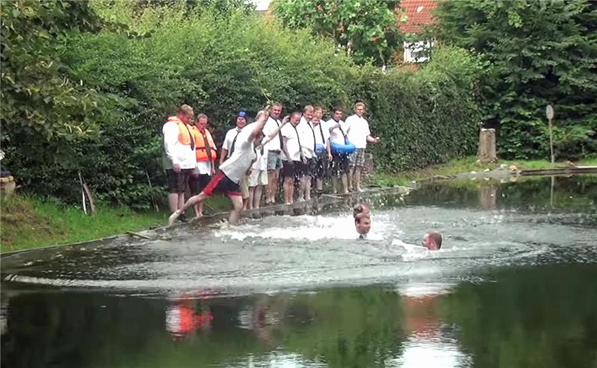 Vereine scheuen das Wasser nicht Die Dämmerwalder Schützen haben ihre Cold Water Challenge bereits bestanden.