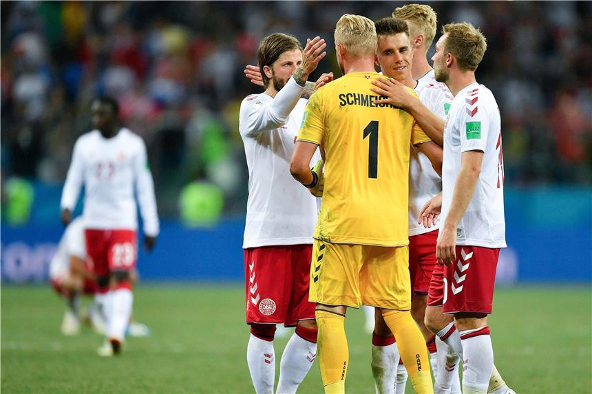 Kroatien ringt Dänemark im Elfmeterschießen nieder Die dänischen Spielern trösten Torwart Kasper Schmeichel.