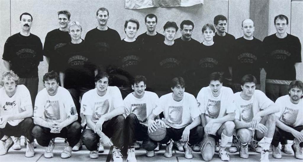 Die damalige Mannschaft der TVW-Basketballer: Rainer Meinke, Julius Rath, Toni Bewanda (Gast), Peter Beutelmann, Uli Paschedag, Markus Schwennecker, Udo Mersch, Bernd Kemmler, Markus Lülf, Martin Geißler, Michael Bultink, Jens König