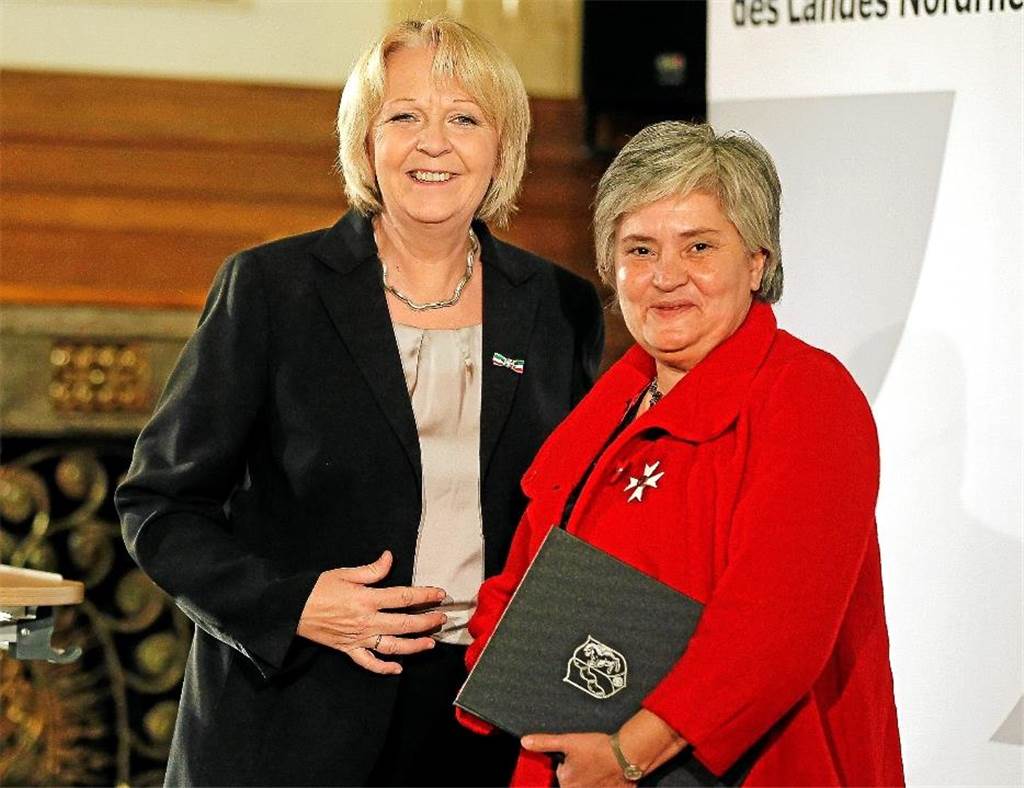 Ein Frühstück bei der bemerkenswerten Ruziye Malkus (65) Ruziye Malkus bei der Verleihung des Verdienstordens im Jahr 2012 mit der damaligen NRW-Ministerpräsidentin Hannelore Kraft.