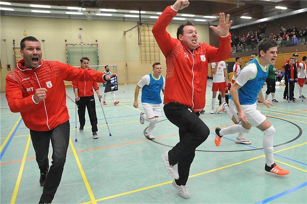 Hallenstadtmeisterschaften : Die Endspiel-Sieger jubelten so vehement, dass die Pokale zerbrachen Die damaligen SG-Trainer Marco Taschke (l) und Dennis Hasecke bejubelten 2016 den Titelgewinn.
