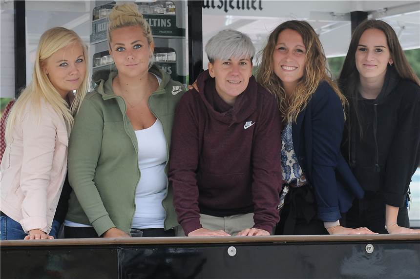 Das sind die besten Bilder der ersten Runde der Fußball-Stadtmeisterschaft Die Damen der SG Castrop kümmerten sich um den Ausschank im Bierwagen.
