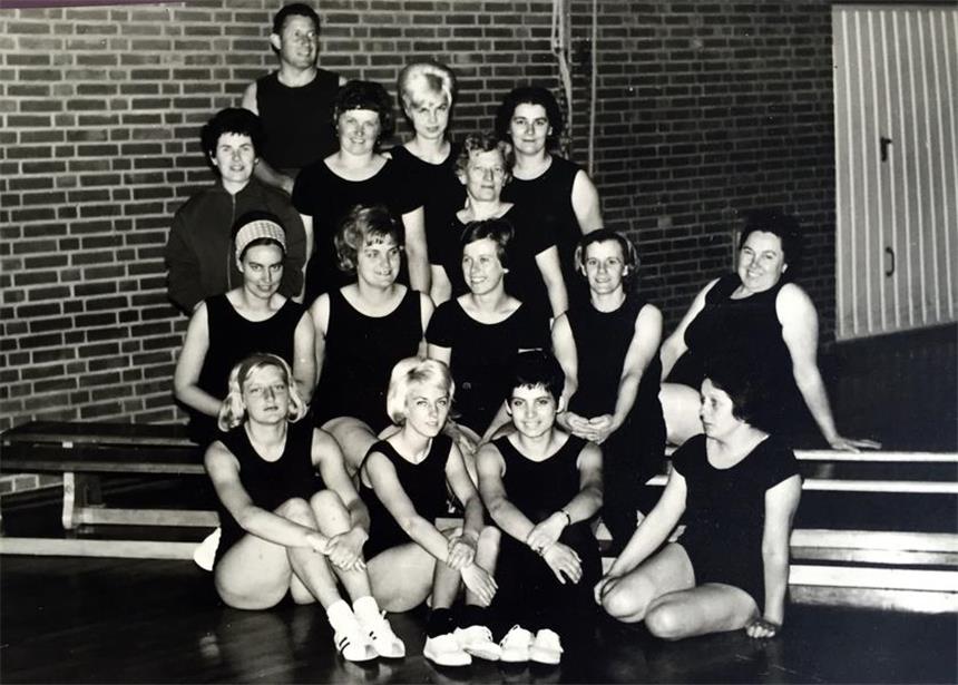 Turnen und Feiern: Die Damen-Riege des VfL Werne Die Damen-Riege des VfL-Werne: 1. Reihe v. l. Anne Krembel, Elisabeth Schwichtenhövel, Margret Rösner und Emmi Vogt. 2. Reihe: Ilse Stickdorn, Anni Schneider, Erika Beermann, Anita Maleike und Else Wiebusch. 3. Reihe: Henni Haag, Rosemarie Pelster, Waltraud Massing, Anneliese Naumann und Ulla Schaaf. In der letzten Reihe steht Vorturner Egon Bauer.