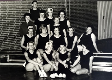 Die Damen-Riege des VfL-Werne: 1. Reihe v. l. Anne Krembel, Elisabeth Schwichtenhövel, Margret Rösner und Emmi Vogt. 2. Reihe: Ilse Stickdorn, Anni Schneider, Erika Beermann, Anita Maleike und Else Wiebusch. 3. Reihe: Henni Haag, Rosemarie Pelster, Waltraud Massing, Anneliese Naumann und Ulla Schaaf. In der letzten Reihe steht Vorturner Egon Bauer.