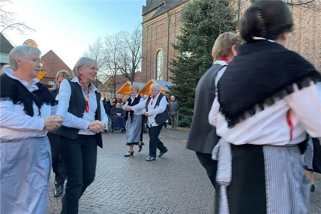Die Damen von Heimatverein und der Leitung von Agnes Tenhagen zeigt traditionelle weihnachtliche Tänze auf dem Weihnachtsmarkt. Die Gruppe trifft sich wöchentlich am Dienstag um die Schritte einzustudieren.