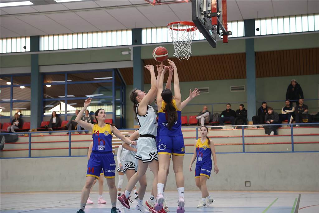 LippeBaskets II unterliegen Hagen: Aufholjagd bleibt aus Basketballerinnen beim Sprung am Korb.