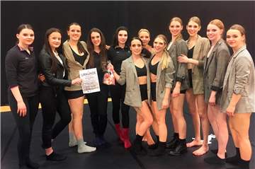 Die "Dancing Rebels" des TC Grün-Weiß Schermbeck wurden beim letzten Saisonturnier der 1. Bundesliga Jazz- und Modern Dance in Ludwigsburg Zehnter und steigen in die 2. Liga ab.