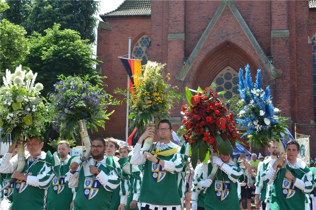 Füllhornträger vor der Sixtuskirche