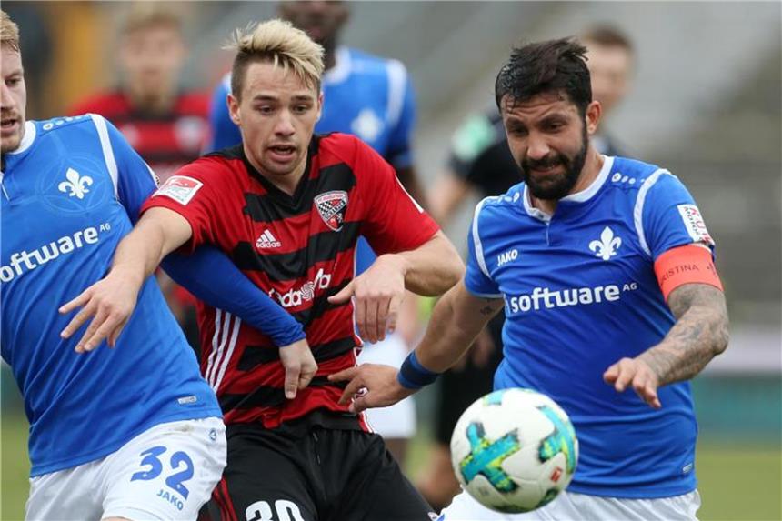 Kempes Elfer rettet Darmstadt einen Punkt gegen Ingolstadt Die Darmstädter Fabian Holland (l) und Aytac Sulu(r) nehmen Ingolstadts Thomas Pledl in die Zange. Foto: Thomas Frey
