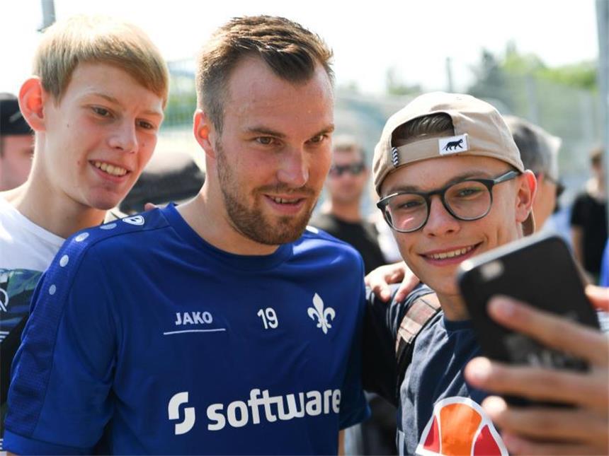 Darmstadt startet mit Großkreutz in die neue Saison Die Darmstädter Fans begrüßen Neuzugang Kevin Großkreutz. Foto: Arne Dedert
