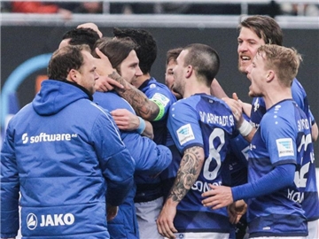 Die Darmstädter feierten ausgelassen den 2:1-Sieg gegen den BVB. Foto: Frank Rumpenhorst