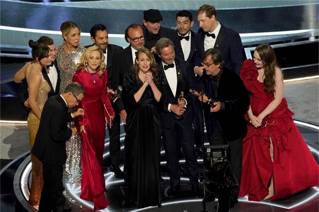 Oscars 2022: Ohrfeigen-Eklat um Will Smith – „Coda“ als bester Film ausgezeichnet Die Darsteller und die Crew von «Coda» nehmen den Preis für den besten Film entgegen.