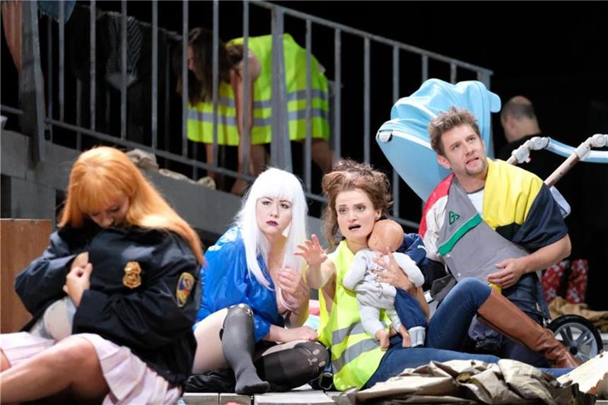 Die Darsteller (v.l) Esther Dierkes (Josephe Asteron), Josefin Feiler (Constanze), Sophie Marilley (Elvire) in der Staatsoper. Foto: Bernd Weissbrod