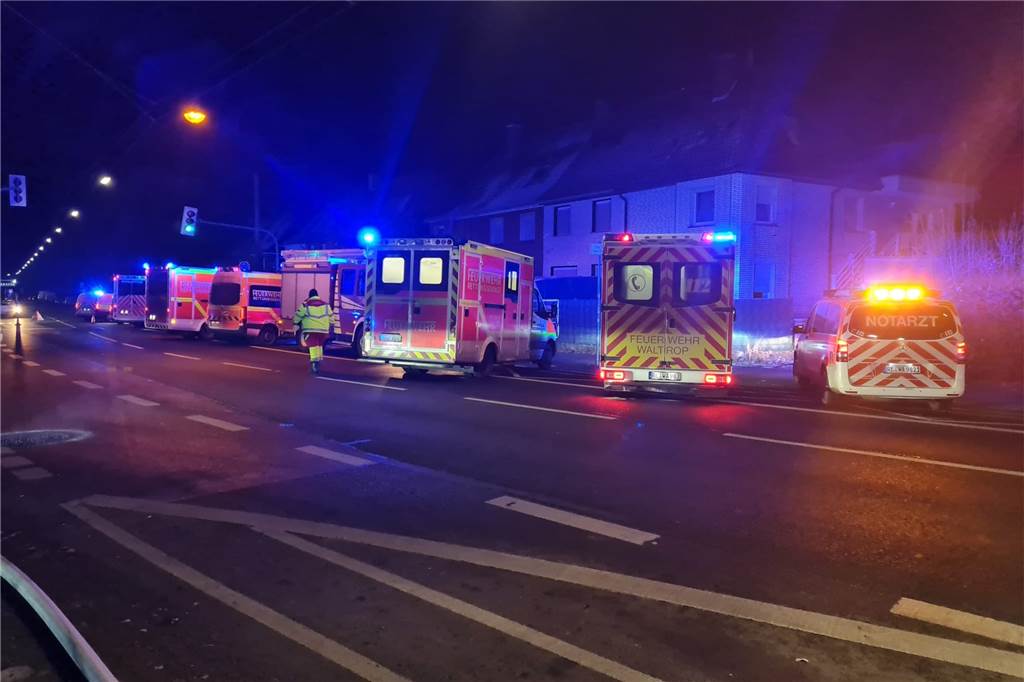 Zehn Verletzte bei Feuer an der Castroper Straße Die Dattelner Feuerwehr wurde bei dem Einsatz von Rettungskräften aus dem gesamten Kreis Recklinghausen unterstützt.
