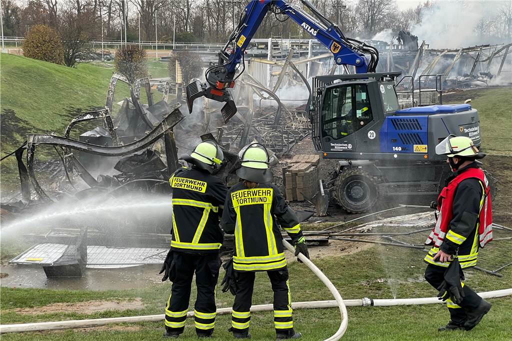 Die Dauer der Löscharbeiten war am Samstagmittag noch nicht absehbar, so die Feuerwehr.