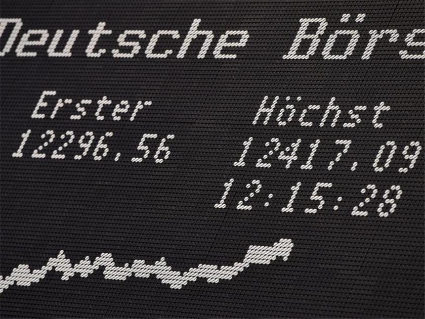 Dax-Aktien weiter überwiegend in ausländischer Hand Die Dax-Kurve auf der Anzeigetafel der Wertpapierbörse in Frankfurt am Main. Foto: Arne Dedert/Illustration