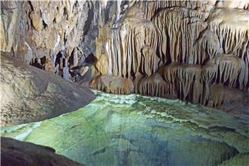 Die Dechenhöhle in Iserlohn-Letmathe ist ein beliebter Ort für Klassenausflüge. Familie können aber auch einfach selber hinfahren und mir ihren Kindern in das unterirdische Zauberreich eintauchen.