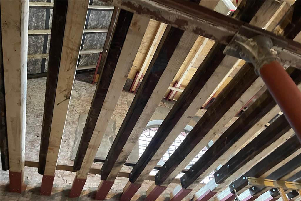 Die Deckenkonstruktion von unten.
