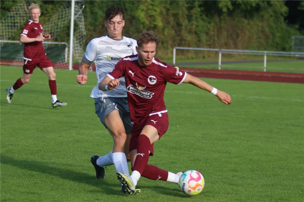 FC Nordkirchen kassiert Test-Niederlage: Trainer ist „superzufrieden“, Team„richtig sauer“ Robin Cordes klärt den Ball.
