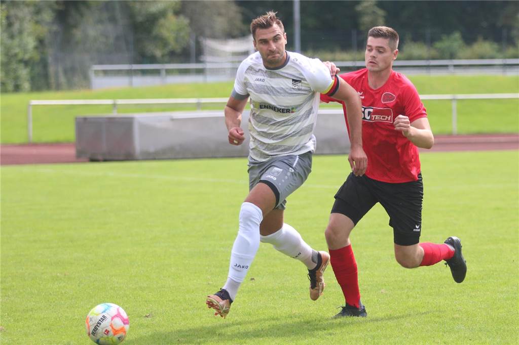 FC Nordkirchen verliert erstes Westfalenliga-Spiel: Gegen SC Peckeloh fehlt Durchschlagskraft Nils Venneker schirmt den Ball ab.