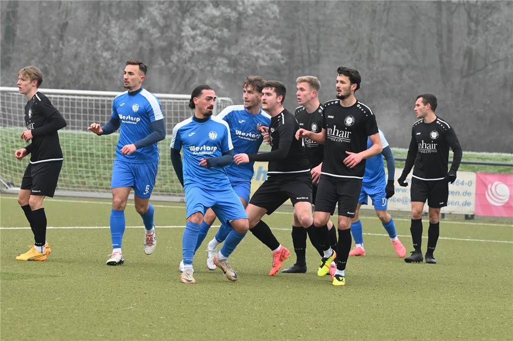 Smarte Vorbereitungs-Strategie beim VfL Kamen - Gegner erinnert an Heessen Spielszene.