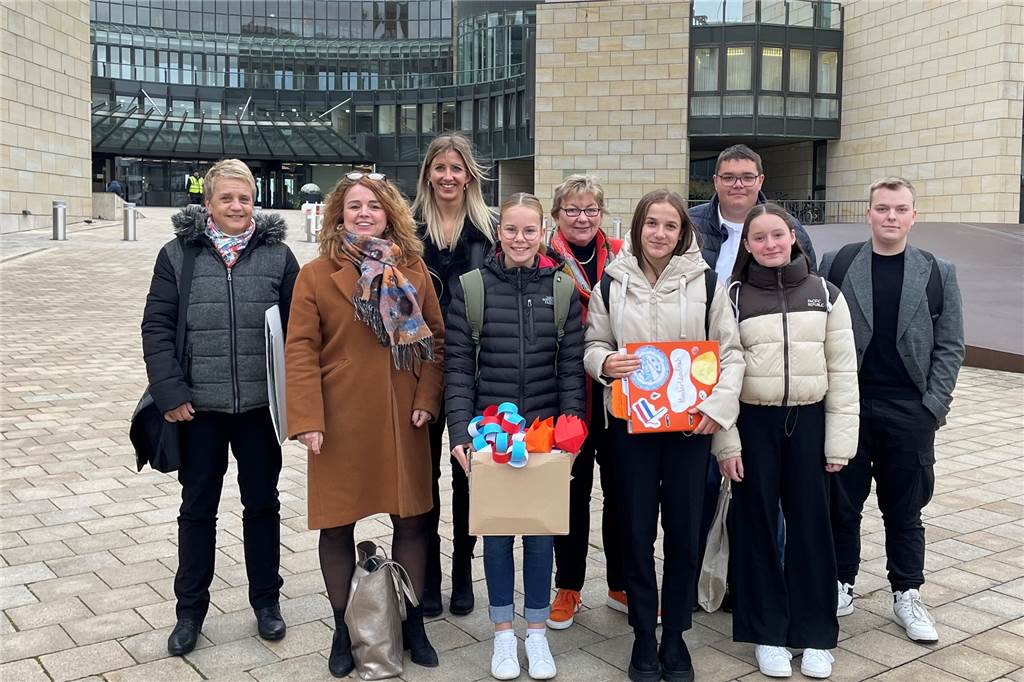 Auszeichnung im Landtag: Kreuzschule ist zertifizierte „Europaschule“ Die Delegation der Kreuzschule vor dem Düsseldorfer Landtag, wo sie ganz besondere Stunden erlebten.